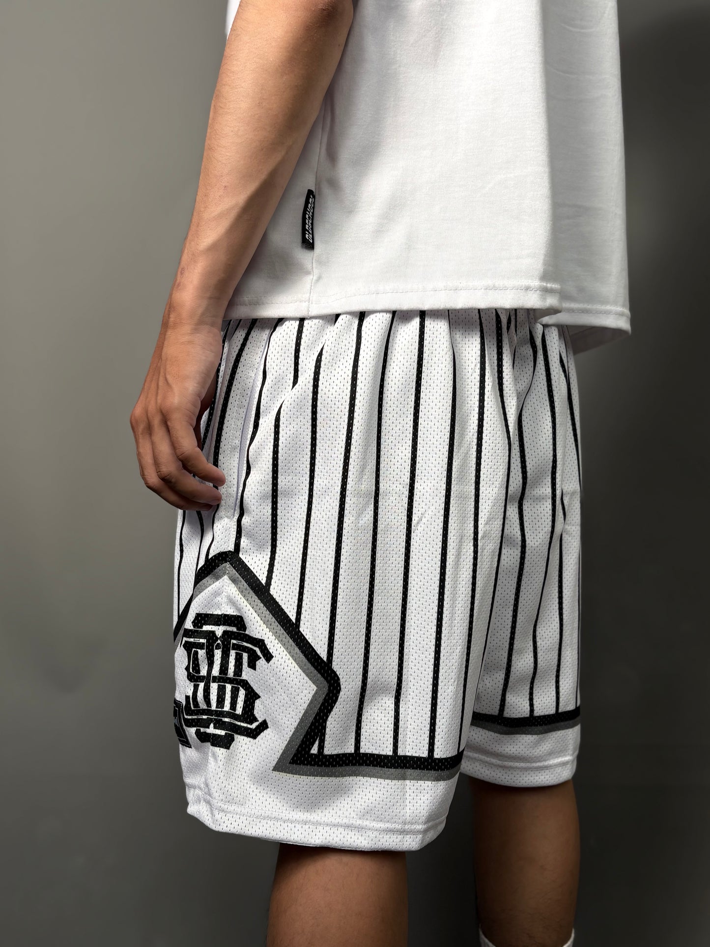 MONO PINSTRIPE MESH SHORT